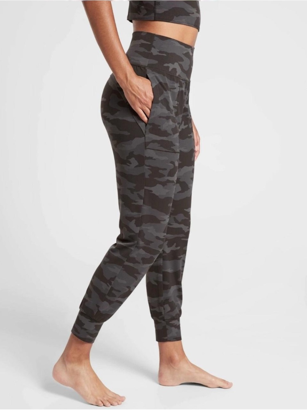 Athleta Black & gray camo Salutation Joggers Size Large